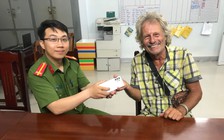 Ninh Thuận: Công an trao trả điện thoại bị mất cho du khách nước ngoài