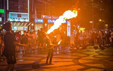 Hàng rong, phun lửa... gây bát nháo ở phố đi bộ Nguyễn Huệ trung tâm TP.HCM