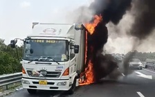 Xe tải cháy rụi trên cao tốc Trung Lương - Mỹ Thuận