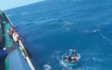 Cận cảnh tàu cảnh sát biển tiếp nhận 2 nạn nhân vụ chìm tàu tại Bình Thuận