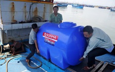 Phú Yên: Trao bồn chứa nước ngọt cho ngư dân