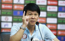 HLV Vũ Tiến Thành khen ngợi trọng tài dũng cảm, HLV Đức Thắng không đồng ý 