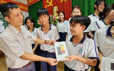 Báo Thanh Niên trao 40 máy tính bảng cho học sinh Đồng Nai