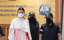 Bị trục xuất vì chụp ảnh khỏa thân dưới gốc cây thiêng