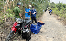 An Giang: Bỏ 5 xe máy và 5.000 gói thuốc lá, nhảy kênh trốn khi bị công an phát hiện