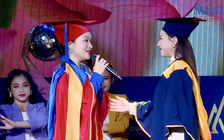 Nữ hiệu trưởng gây bất ngờ khi hát cùng sinh viên trong lễ tốt nghiệp