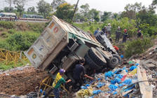 TP.HCM: Nhiều giờ giải cứu tài xế kẹt trong xe ben lao xuống mương