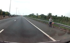 'Thót tim' với người đi xe đạp điện ngược chiều trên cao tốc TP.HCM - Trung Lương