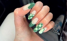 Tăng điểm phong cách nhờ những kiểu nail màu xanh đón hè cực sang tay