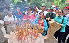 Hàng nghìn người đổ về đền Hùng dâng hương trước ngày chính lễ