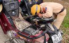 Cảnh sát giao thông chia xăng cho người dân giữa đường