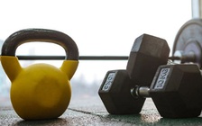 Chuyện lạ: Cụ ông hơn 100 tuổi vẫn đi tập tạ