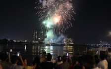 Mừng ngày Thống nhất đất nước: Hàng ngàn bạn trẻ ngắm pháo hoa đêm 30.4