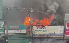 Một quán ăn ở Q.Bình Thạnh cháy rụi, lan sang hai cửa hàng cạnh bên