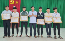 Khen thưởng 4 học sinh cùng 2 người dân dũng cảm cứu người ở Quảng Trị