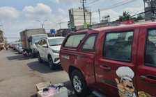 Xe xếp hàng đăng kiểm gây ùn tắc nghiêm trọng tại QL13