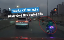 'Quái xế' lái xe máy phóng như bay trên đường cấm, đánh võng tạt đầu ô tô