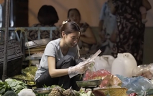 Hoa hậu Thùy Tiên bán rau ở chợ, bất ngờ khi khán giả xin chữ ký