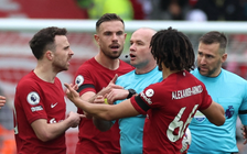 Điều tra vụ hậu vệ của Liverpool bị trợ lý trọng tài thúc cùi chỏ