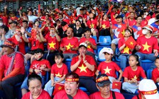 Hành động rất đẹp của CĐV Việt Nam, Lào và Campuchia được Đông Nam Á khen ngợi