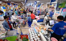 Saigon Co.op giảm 'sốc' giá thịt cá, rau quả, bánh kẹo, quần áo...