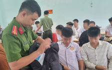 Thanh Hóa: Phát hiện hàng trăm học sinh mang theo hung khí đi học