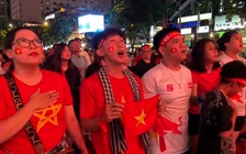 Cổ động viên TP.HCM đội mưa tiếp lửa cho đội tuyển nữ Việt Nam
