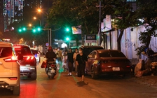 Vỉa hè Hà Nội vẫn bị 'xẻ thịt' từ ngõ nhỏ ra đường lớn