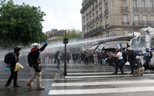 Bạo lực bùng phát nguy hiểm ở Pháp