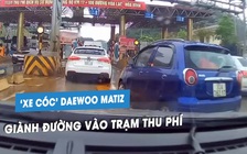 Ô tô 'con cóc' Daewoo Matiz giành đường vào trạm thu phí, dân mạng phẫn nộ