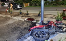 Tai nạn Tiền Giang: Xe máy va chạm ô tô, tông trụ đèn, 1 người tử vong