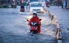 Ám ảnh mùa mưa ở TP.HCM: Những con đường mưa là ngập năm này qua năm khác