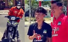 Tài xế công nghệ vội vàng dừng xe chụp ảnh với HLV Kiatisak