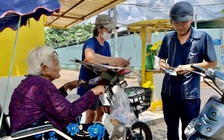 Người đàn ông thay bạn nuôi dưỡng mẹ già 86 tuổi: Thay tã, vệ sinh, tắm giặt từng chút một