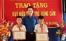 Trao tặng Huy hiệu 'Tuổi trẻ dũng cảm' cho 2 học sinh cứu người đuối nước