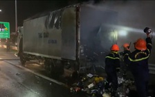 Xe thư báo bốc cháy tại nút giao cao tốc Trung Lương - Mỹ Thuận