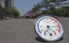 Hà Nội nắng nóng gay gắt, người lao động ngoài trời chật vật