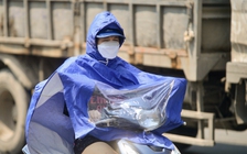 Mặt đường Hà Nội nóng rát 50 độ C, người lao động chật vật mưu sinh