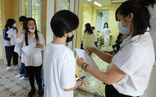 Từng có thí sinh khoét dép giấu điện thoại để mang vào phòng thi