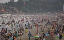 Nắng nóng, du khách đổ về tắm biển Sầm Sơn