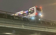 Xe khách nổ lốp suýt rơi khỏi Vành đai 3, hàng chục hành khách hoảng loạn