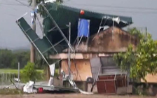 Giông lốc khiến 1 người bị thương, 81 ngôi nhà sập và tốc mái