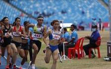 Nguyễn Thị Oanh băng băng về đích giành vàng 1.500 m, vội vã đấu tiếp và lại vàng