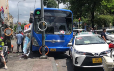 Xe buýt lao lên vỉa hè sau va chạm 2 ô tô ở TP.HCM