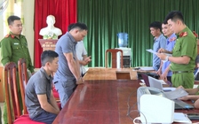 Bắt 2 cán bộ xã ăn chặn tiền điện hỗ trợ hộ nghèo