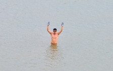 Sông Hồng cạn nước, người dân đứng giữa sông tắm giải nhiệt