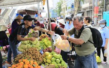 Người dân TP.HCM 'săn' trái cây giá rẻ tuần lễ trên bến dưới thuyền ở Bến Bình Đông