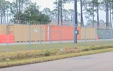 Căn cứ hải quân Mỹ lập tường container để ngăn đạn lạc bay vào nhà thủy thủ