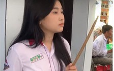 Cô bé mặc đồ học sinh chơi trống ở đám cưới khiến dân mạng phát sốt