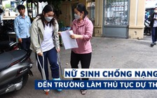 Nữ sinh ở TP.HCM chống nạng đến trường làm thủ tục thi Tốt nghiệp THPT 2023